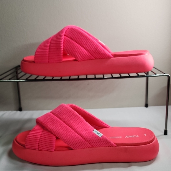 Toms Vibrant Pink Ribbed Slides - Picture 3 of 9